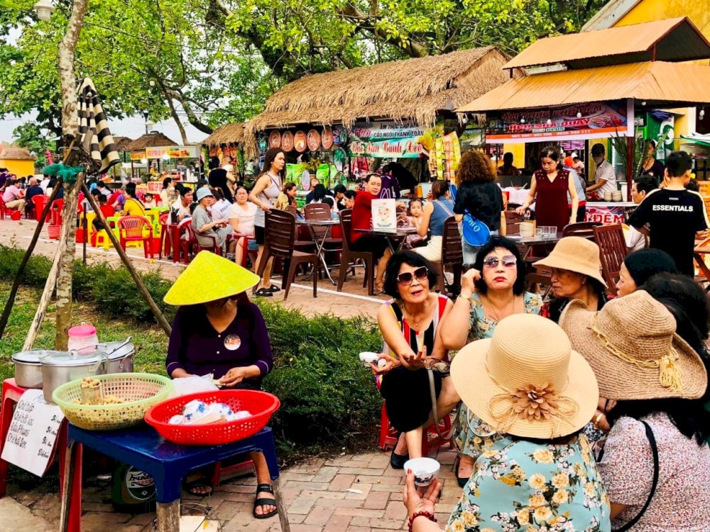 Các gian hàng ẩm thực địa phương
